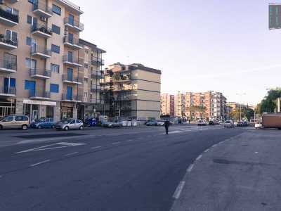 Proseguiamo per via Fanelli, per andare a incontrare sulla destra alcuni degli esercizi commerciali pi� antichi della zona...